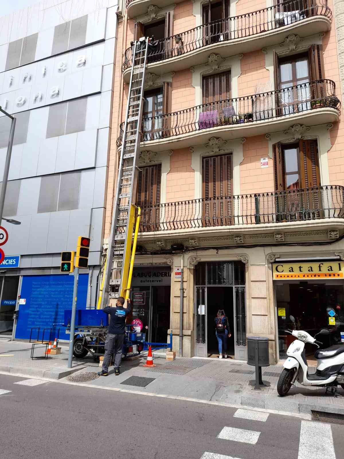 Lee más sobre el artículo Mudanzas con ascensor o sin ascensor: lo que debes tener en cuenta en Barcelona