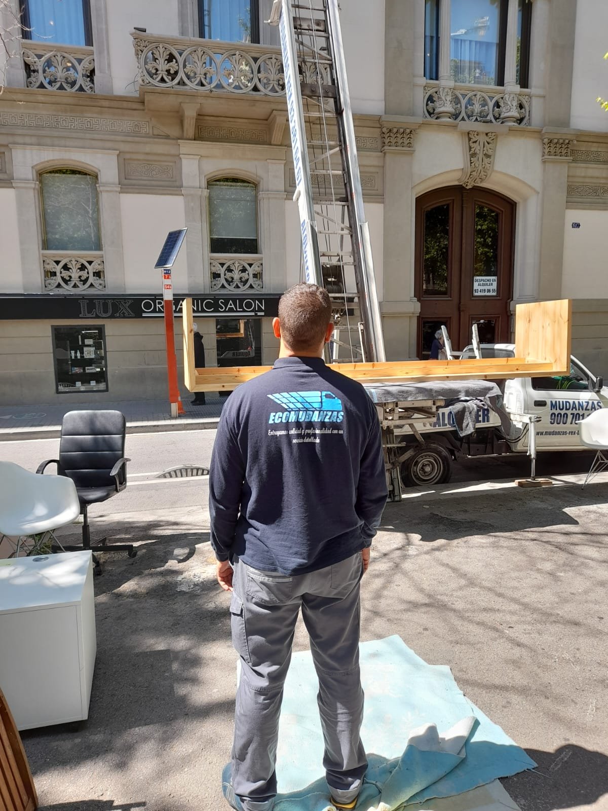 En este momento estás viendo Mudanzas urgentes con grúa elevadora en Barcelona: cuándo es necesaria