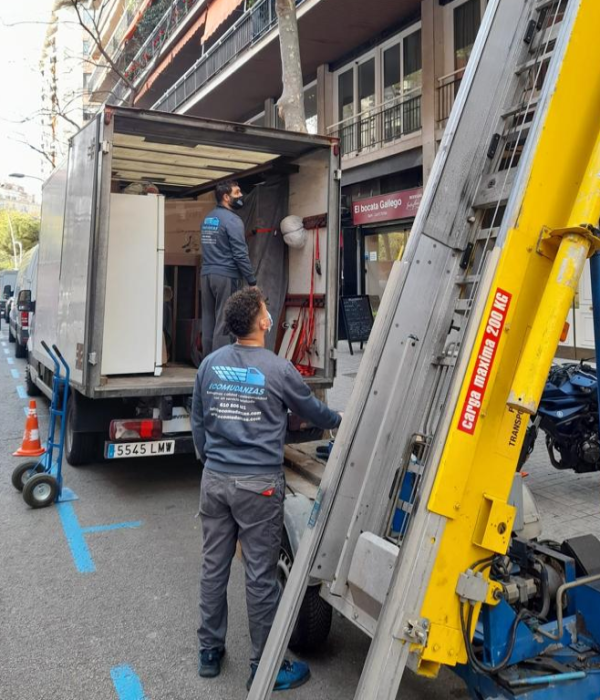 vaciado de naves y locales con elevador